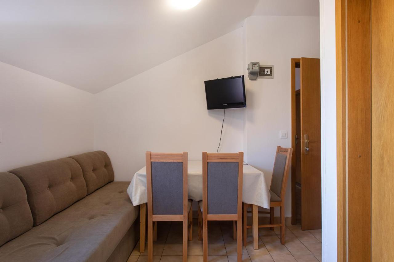 Apartmaji Pri Perotu إيزولا المظهر الخارجي الصورة
