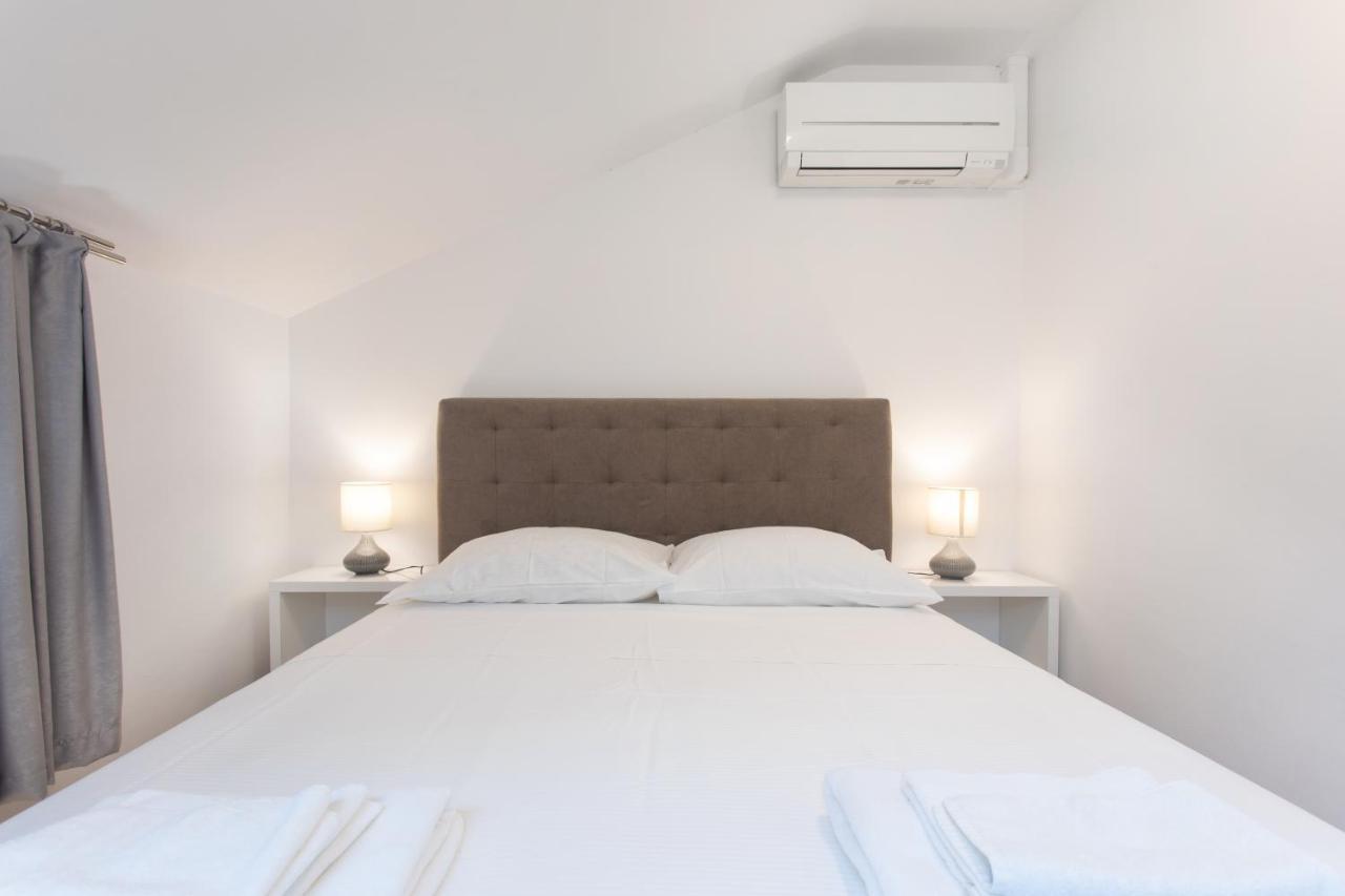 Apartmaji Pri Perotu إيزولا المظهر الخارجي الصورة