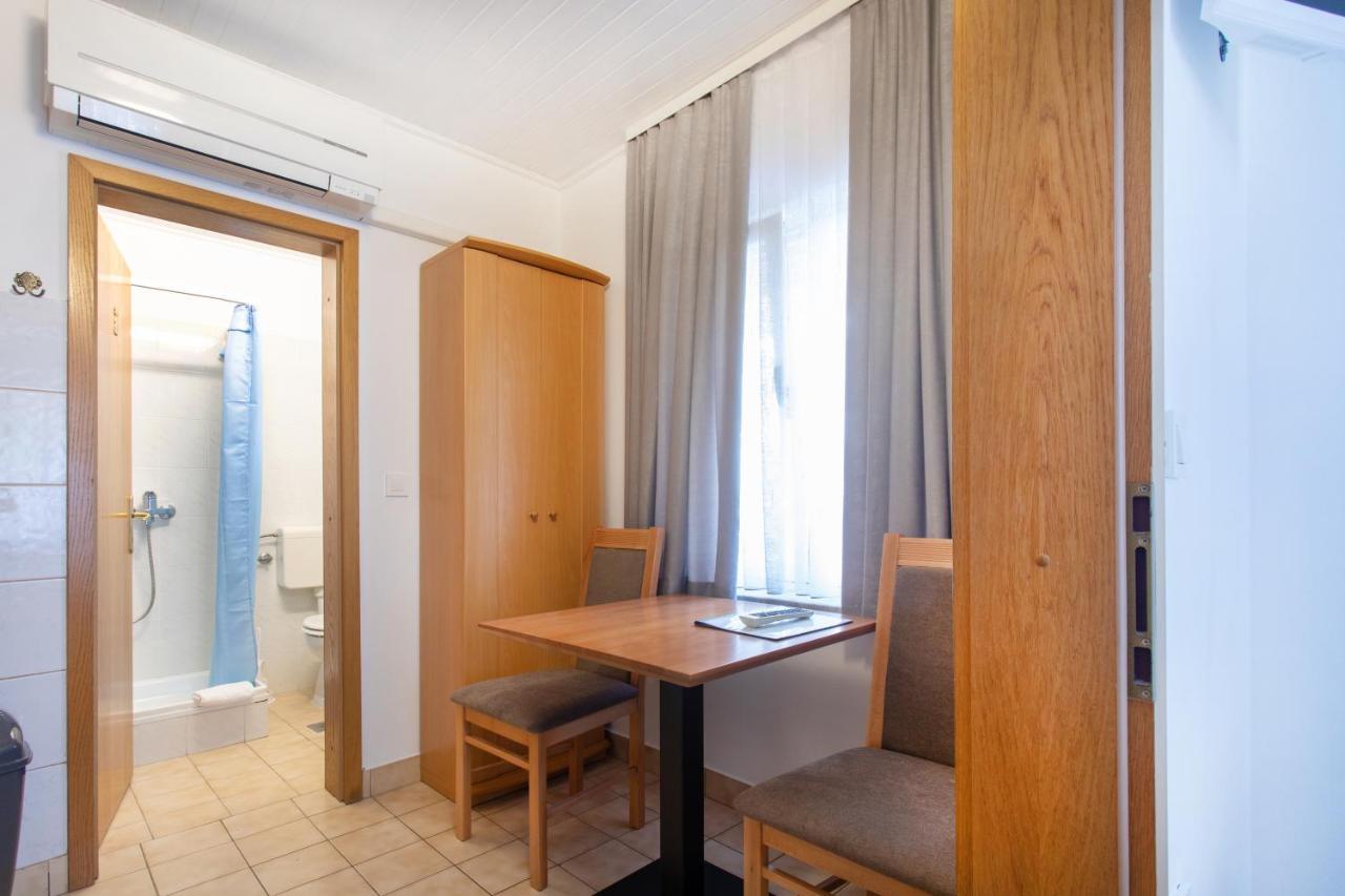 Apartmaji Pri Perotu إيزولا المظهر الخارجي الصورة